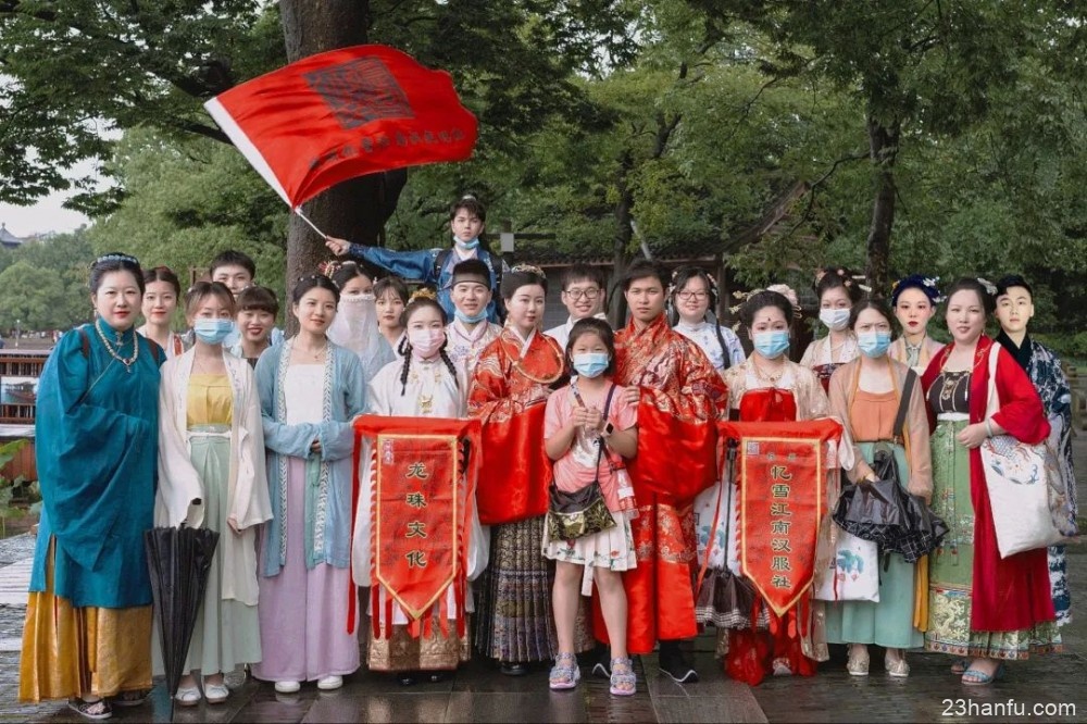百位汉服达人游西湖，共同助力「杭州西湖日」，弘扬中华传统文化！