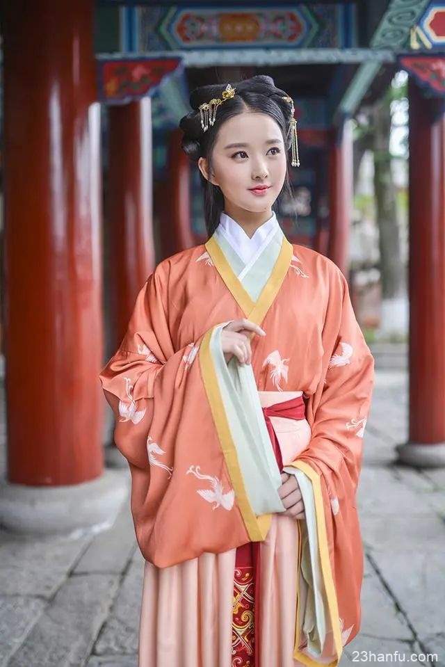 让世界惊艳的汉服，是中国当代的美好记忆，开过光般美丽