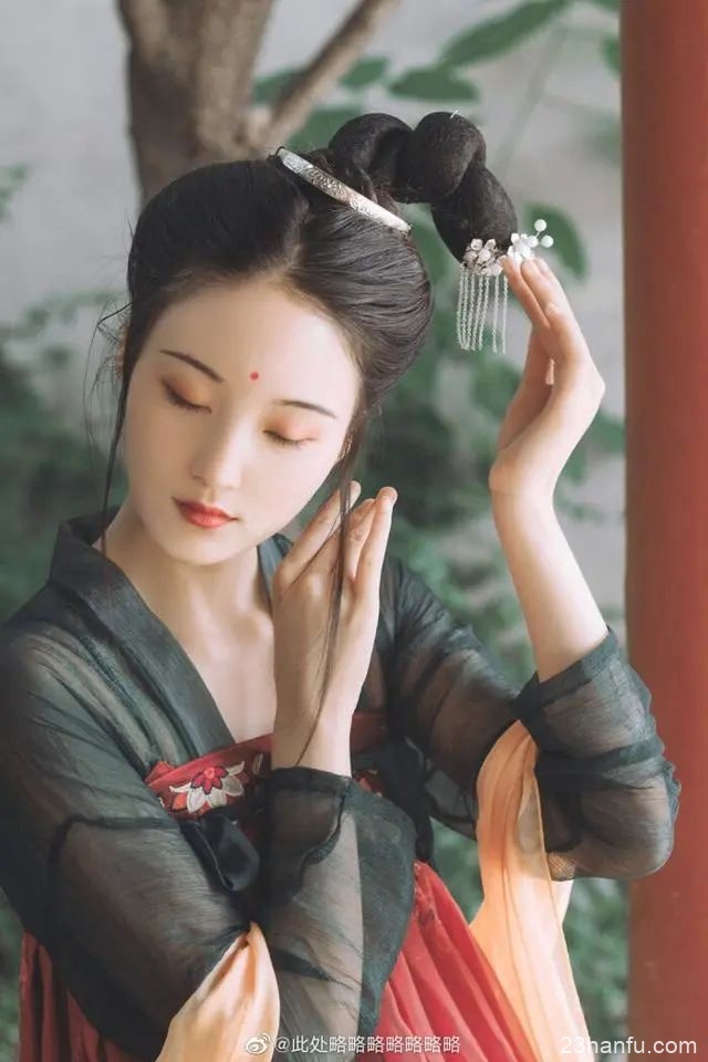 让世界惊艳的汉服，是中国当代的美好记忆，开过光般美丽