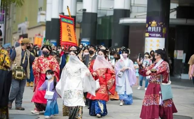 021台湾汉服爱好者出行日大聚会，场面壮观，全家汉服出行​“大明风华”显风采，天下汉服是一家。'
