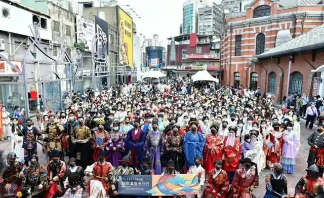 021台湾汉服爱好者出行日大聚会，场面壮观，全家汉服出行​“大明风华”显风采，天下汉服是一家。'